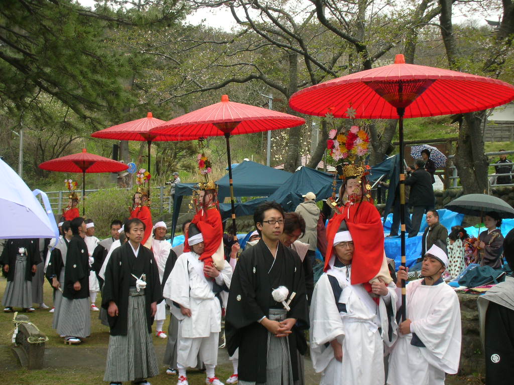 白山神社春大祭　稚児の列