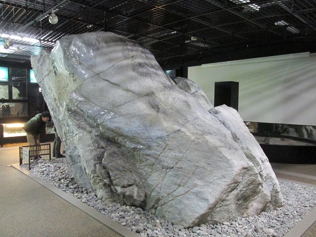 世界最大１０２トンのヒスイ原石